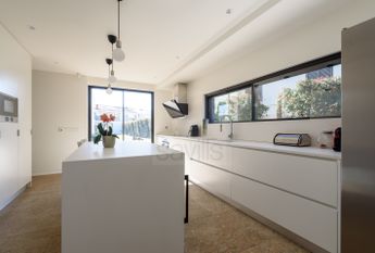 Moradia V5 em Senhora da Hora com jardim e piscina