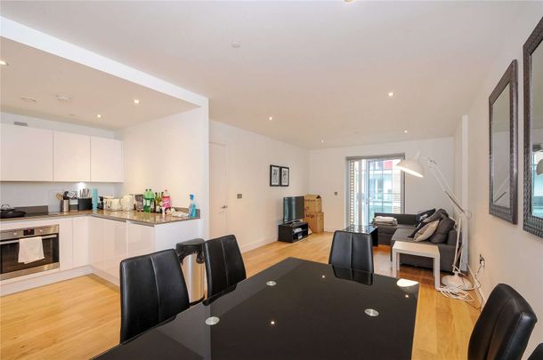 Three bed apartment in an amazing modern development that has transformed the local area and skyline across Woolwich. - Photo 1