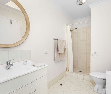 Quiet 2x1 townhouse with TWO courtyards + lush communal garden - Photo 2