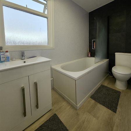 1 bedroom in a house share to rent - Photo 4