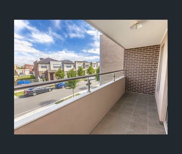 SPACIOUS 3-BEDROOM TOWNHOUSE IN PERFECT LOCATION - Photo 2