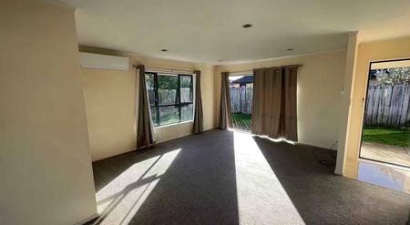 Charming 4 Bedroom Family Home in Flat Bush - Photo 4