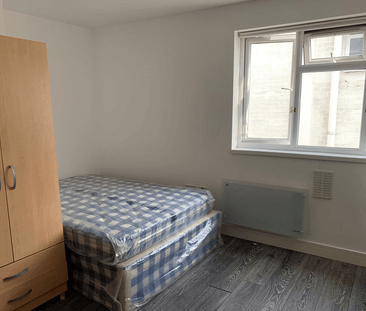 small size studio flat ideal for single working person-£900 - Photo 2