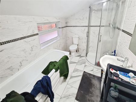 4 bedroom end of terrace house to rent - Photo 5