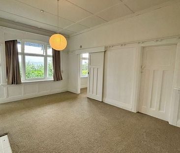 Sea views, flat lawn, close to shops & beach - Photo 1