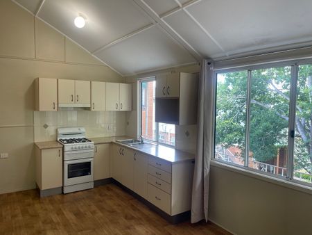 Exceptional Urban Living: Spacious 1-Bedroom Rental - Photo 2