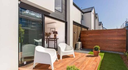 Modern three-bedroom townhouse in St Albans - Photo 5