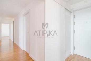 Piso en alquiler de cuatro habitaciones junto al Teatre Nacional de Cataluña, Barcelona