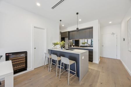 Stunning Sky Home Living in Prestigious Norwood - Photo 5