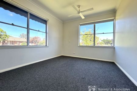 LOW-MAINTENANCE AND CENTRAL CONVENIENCE - Photo 3