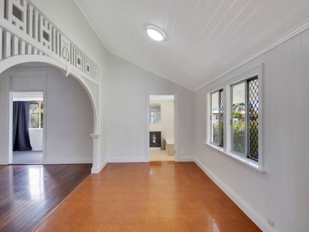 Beautiful 3 Bedroom Queenslander Close to Town - Photo 4