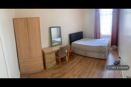 3 bedroom flat to rent - Photo 4
