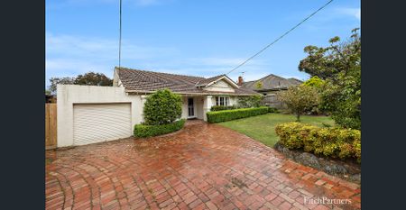 Substantial Family Home with Self Contained Studio/Home Office in Premier Position - Photo 4