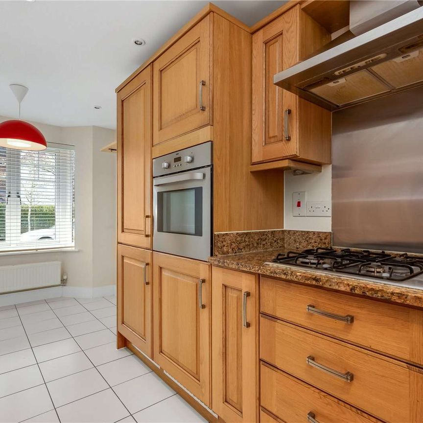 A well-presented 3 bedroom terrace family house in a popular cul de sac location, in close proximity to Hinchley Wood parade & station. - Photo 1