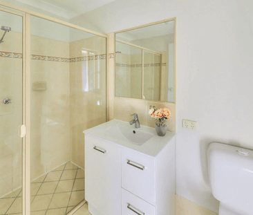 Spacious 5-Bedroom Home Near Parkland - Photo 5