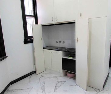 SPACIOUS 2 BEDROOM APARTMENT IN EXCELLENT LOCATION - Photo 2