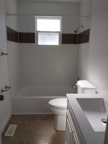 For Lease - 17 Gunn Street Unit# main floor, Barrie, Ontario - Photo 3