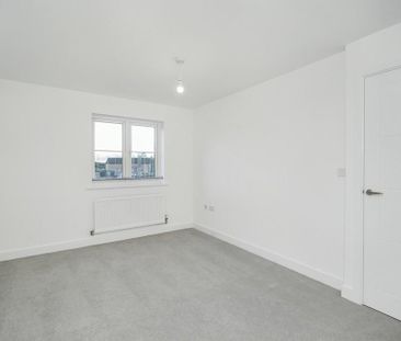 4 bedroom semi-detached house to rent - Photo 6