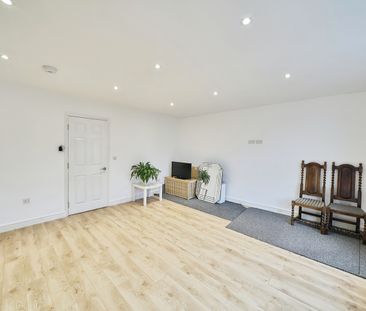2 Bed Terraced House, Lower Richmond Road, SW15 - Photo 1