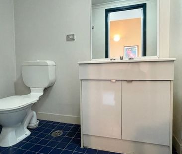 Furnished Loft in the Heart of the University District - Photo 4