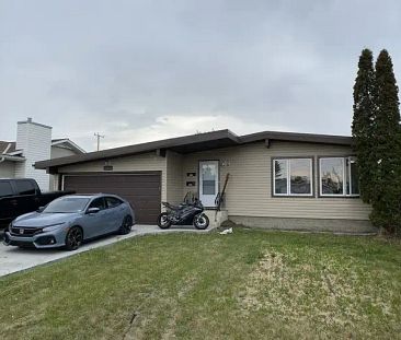 Newly Renovated Three Bed Bungalow - 1110 sq ft - Huge Yard w/ Fire... - Photo 1