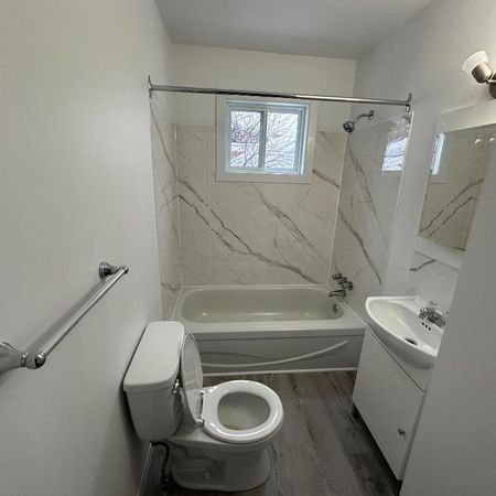 4 1/2 Rivière-Rouge, frigidaire et cuisinière inclus - Photo 4