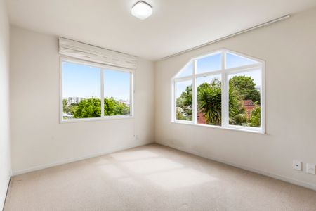 Unbeatable Location - Spacious Living - Photo 3