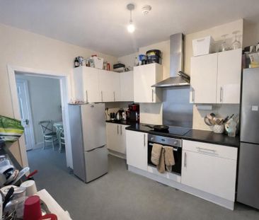 1 bedroom in a house share to rent - Photo 3