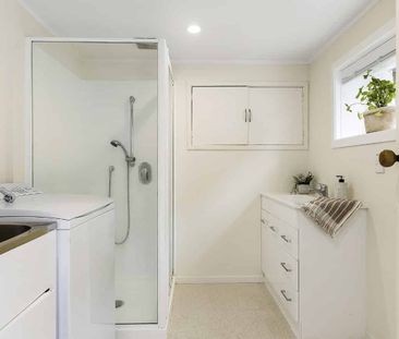 TIDY ONE BEDROOM DOWNSTAIRS FLAT: close to Lyall Bay & Kilbirnie. - Photo 2