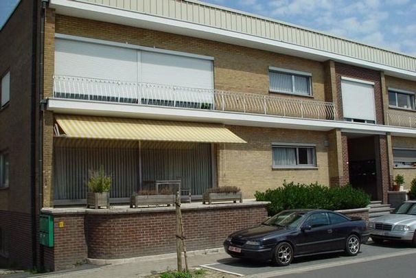 Centraal gelegen ruim appartement met 2 slaapkamers. - Photo 1