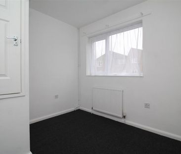 3 bedroom end of terrace house to rent - Photo 4