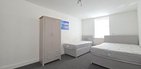 1 bedroom in a house share to rent - Photo 2