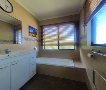 Modern Family Home - Photo 4