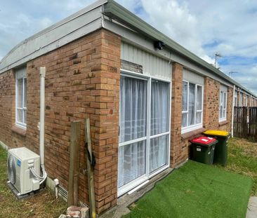 Front unit - 2 Bed 1 Bath - Ready for its new tenants! - Photo 1