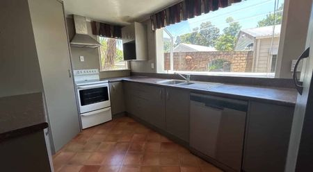 Completely renovated - just move in to enjoy - Photo 2