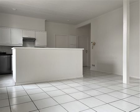 Ruim tweeslaapkamer-appartement met terras in het centrum - Photo 5