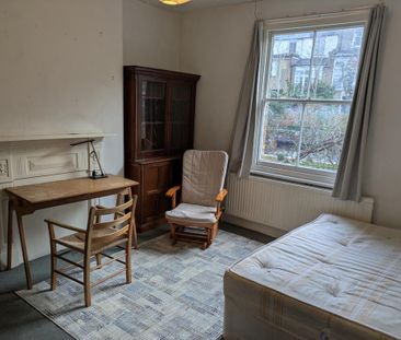 1 bedroom in a house share to rent - Photo 2