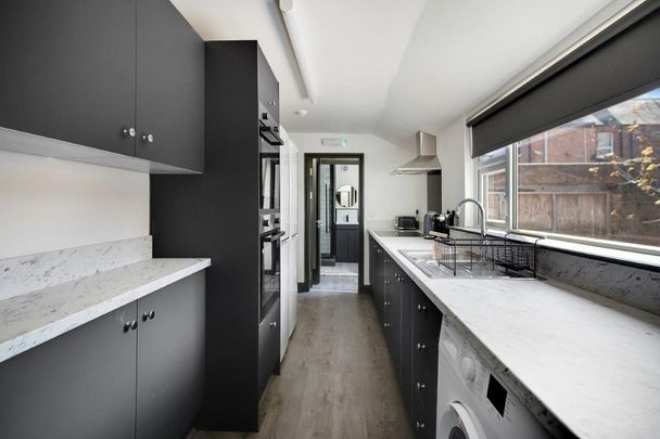 1 bedroom in a house share to rent - Photo 1