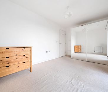 Flat to rent - Boyson Road, London, SE17 - Photo 4