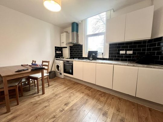 4 bedroom flat to rent - Photo 1