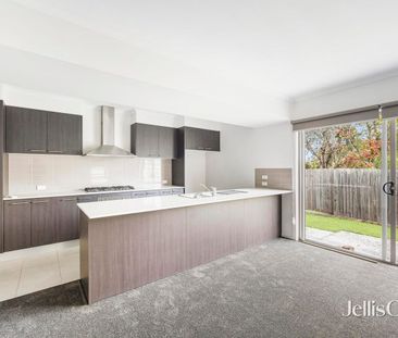 Townhouse close to everything! - Photo 1