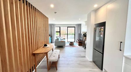 3 bedrooms, 3 floors in Henderson! - Photo 2