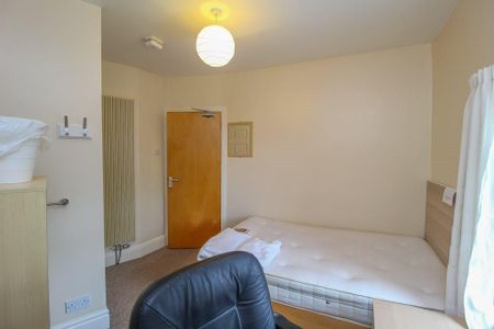 1 bedroom in a house share to rent - Photo 2