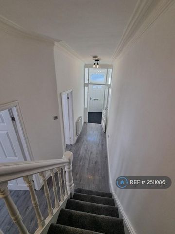 3 bedroom end of terrace house to rent - Photo 4