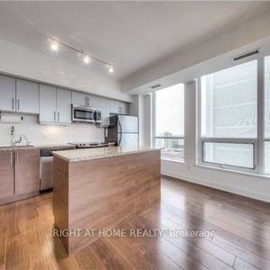 Modern spacious feel yonge/eglinton parking/locker included! - Photo 2