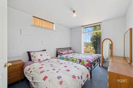 “Family home ready for you to move in” - Photo 2