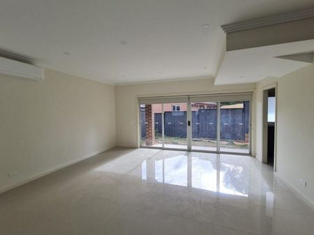 Luxury meets Location - Photo 2