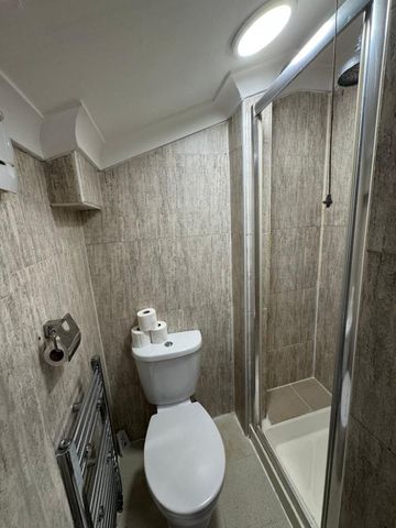 Room in a Shared House, Bridgeway, IG11 - Photo 4