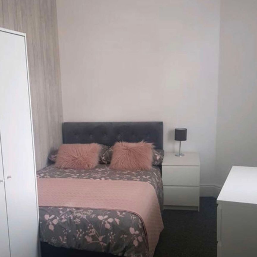 Modern 6 Bed House Share on the outskirts of the town centre Room 5 - Photo 1