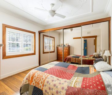 Freestanding house & pool close to Russell Park/waterfront - Photo 6